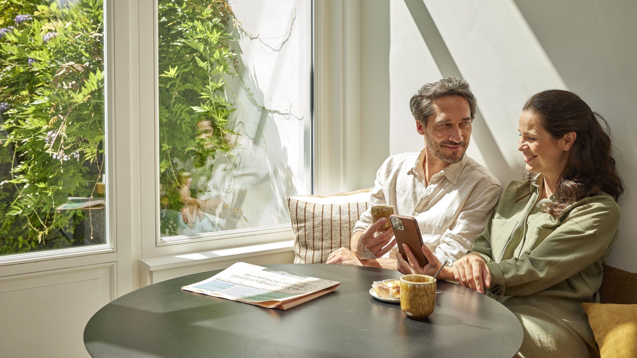 Couple reviewing the savings achieved thanks to aerothermal energy