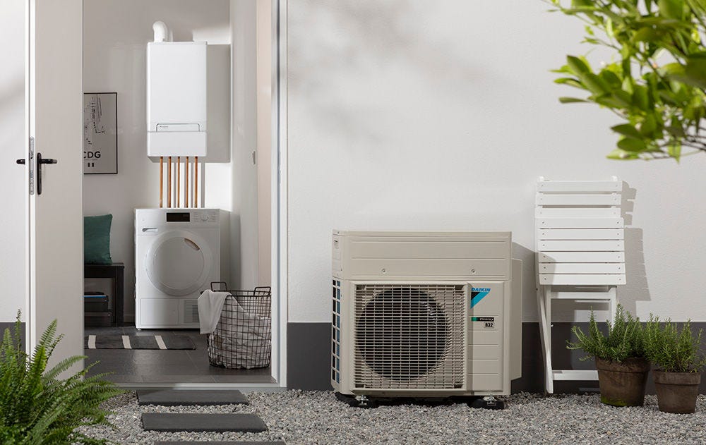 Unidad exterior equipo de aerotermia instalada en la terraza de un piso de 100 metros2