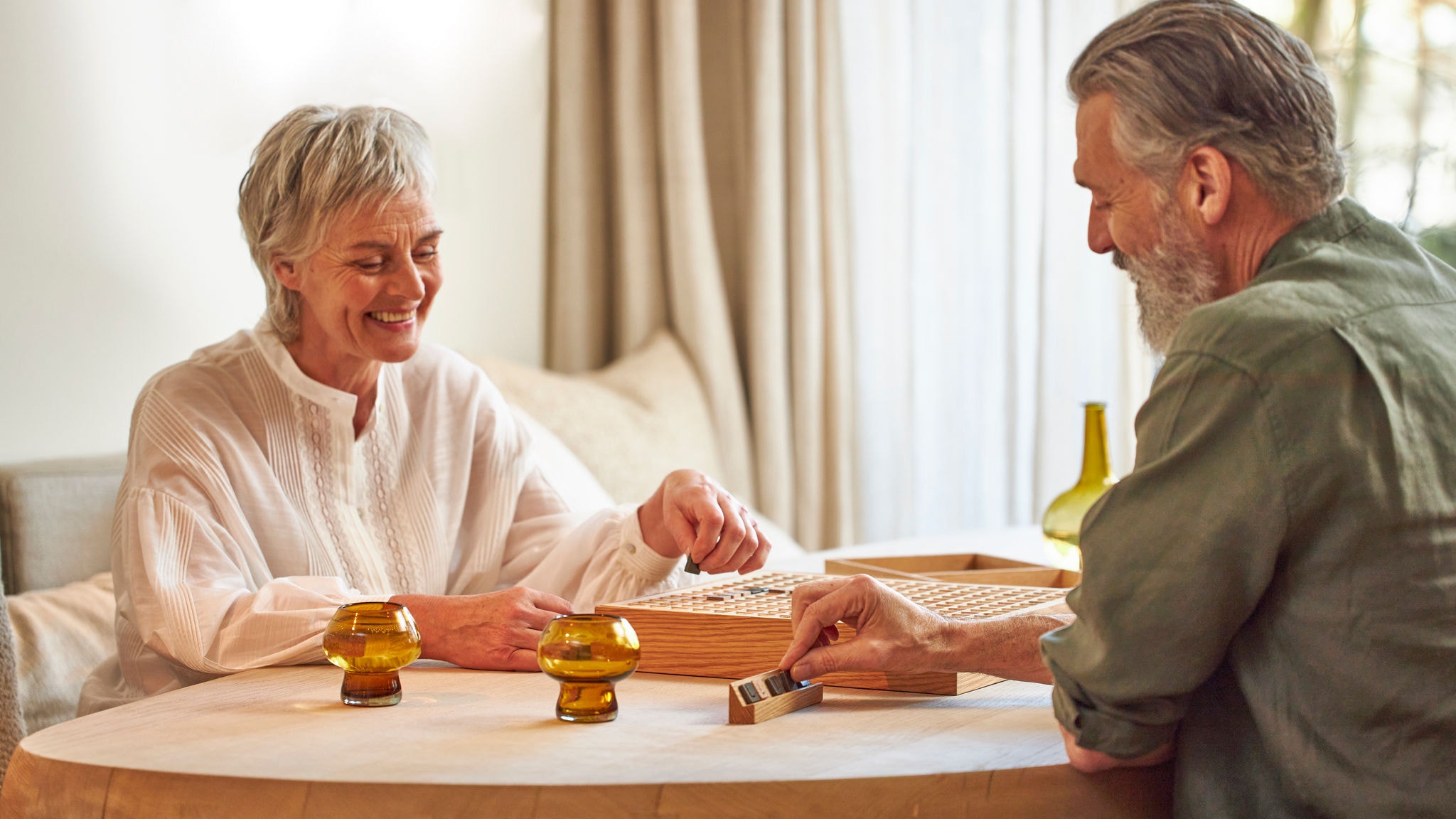 Pareja jugando feliz en su casa climatizada por fan coils