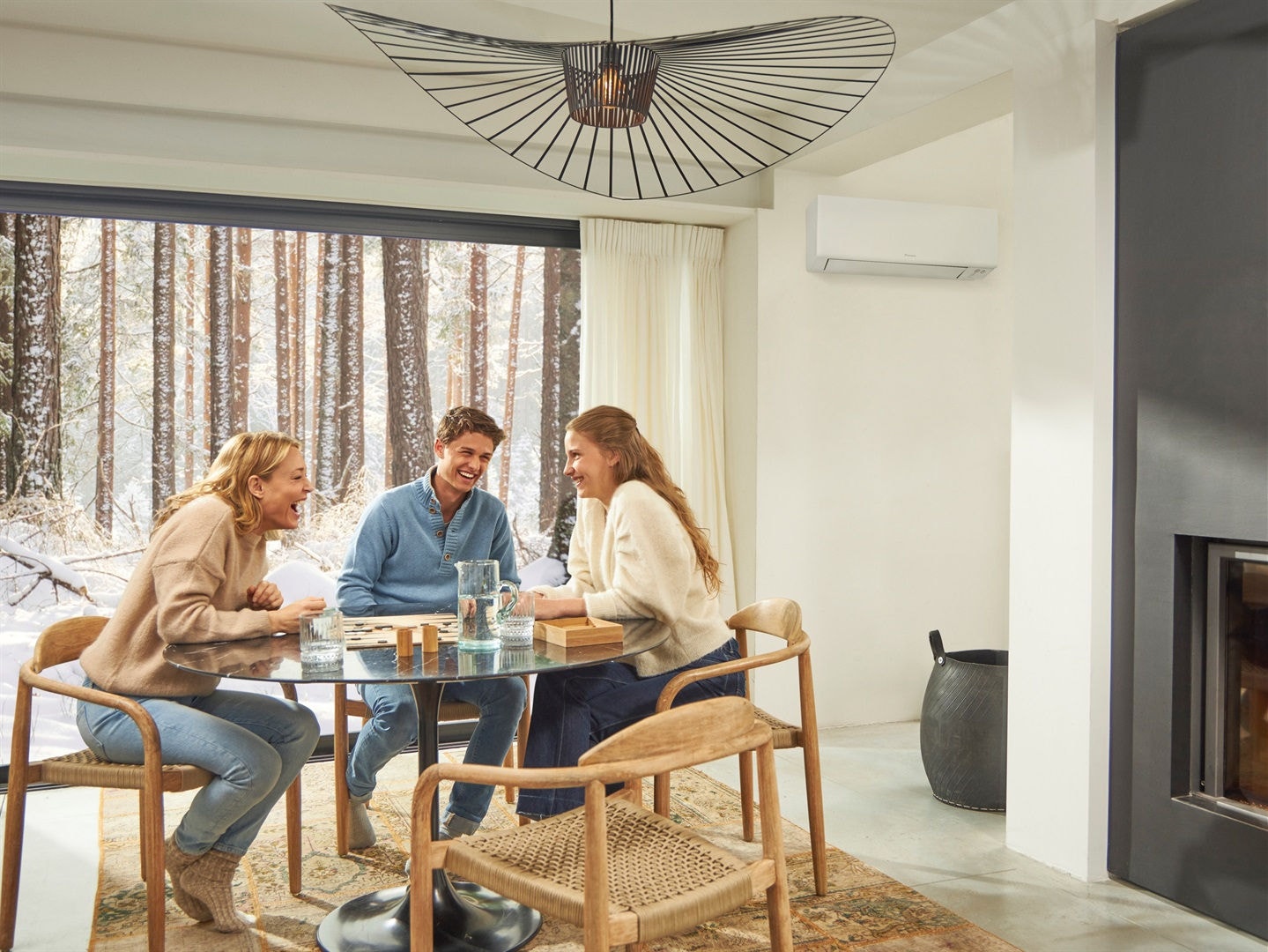 Amigos disfrutando de un clima perfecto gracias a los equipos de aire acondicionado de Daikin