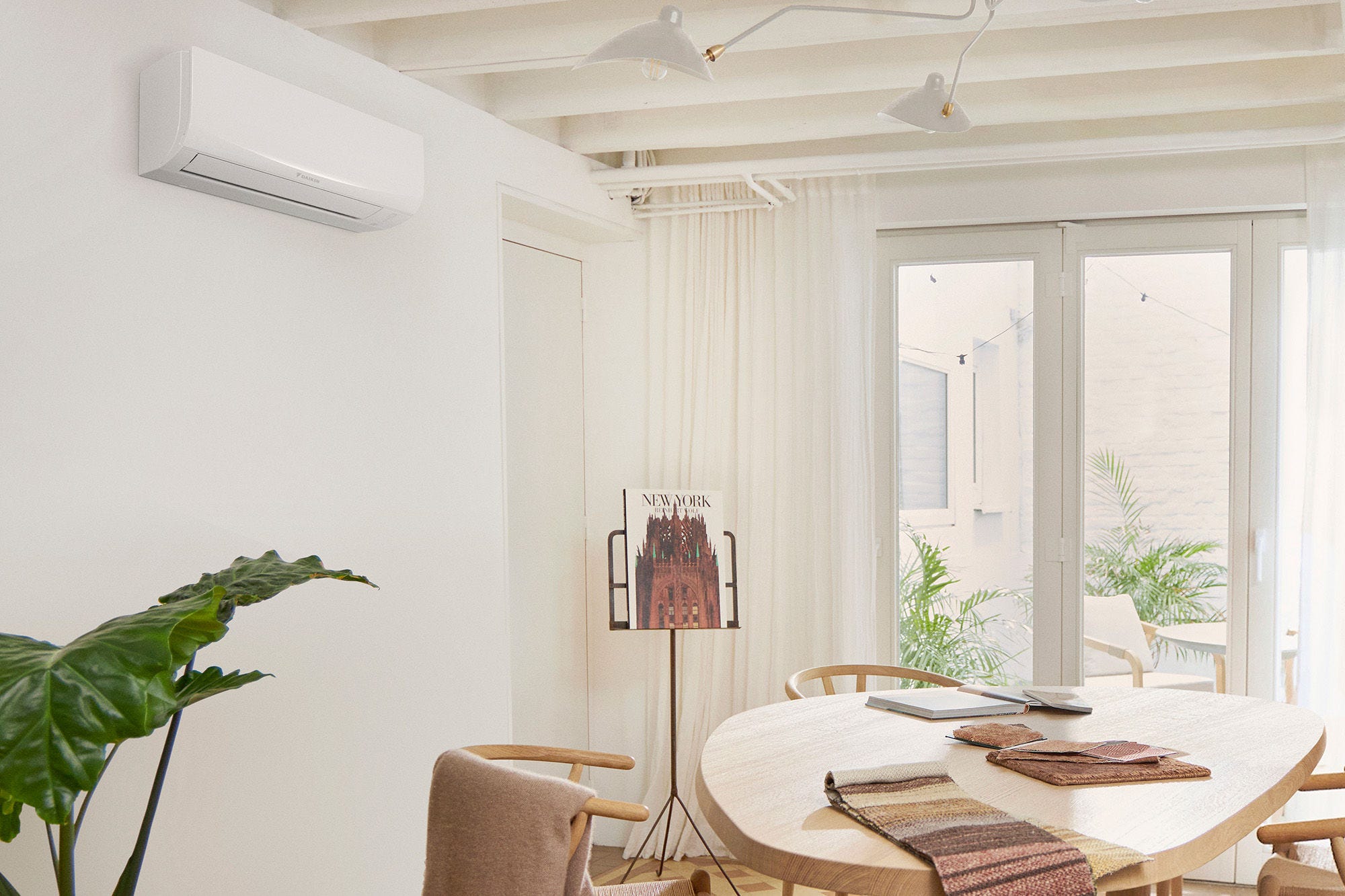 Comedor de casa con un atril porta libro