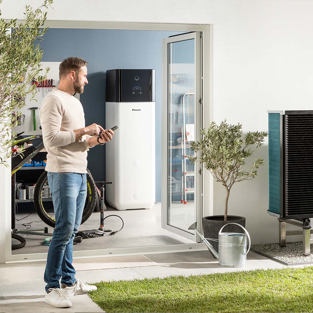 Hombre encendiendo sus equipos de Daikin Altherma