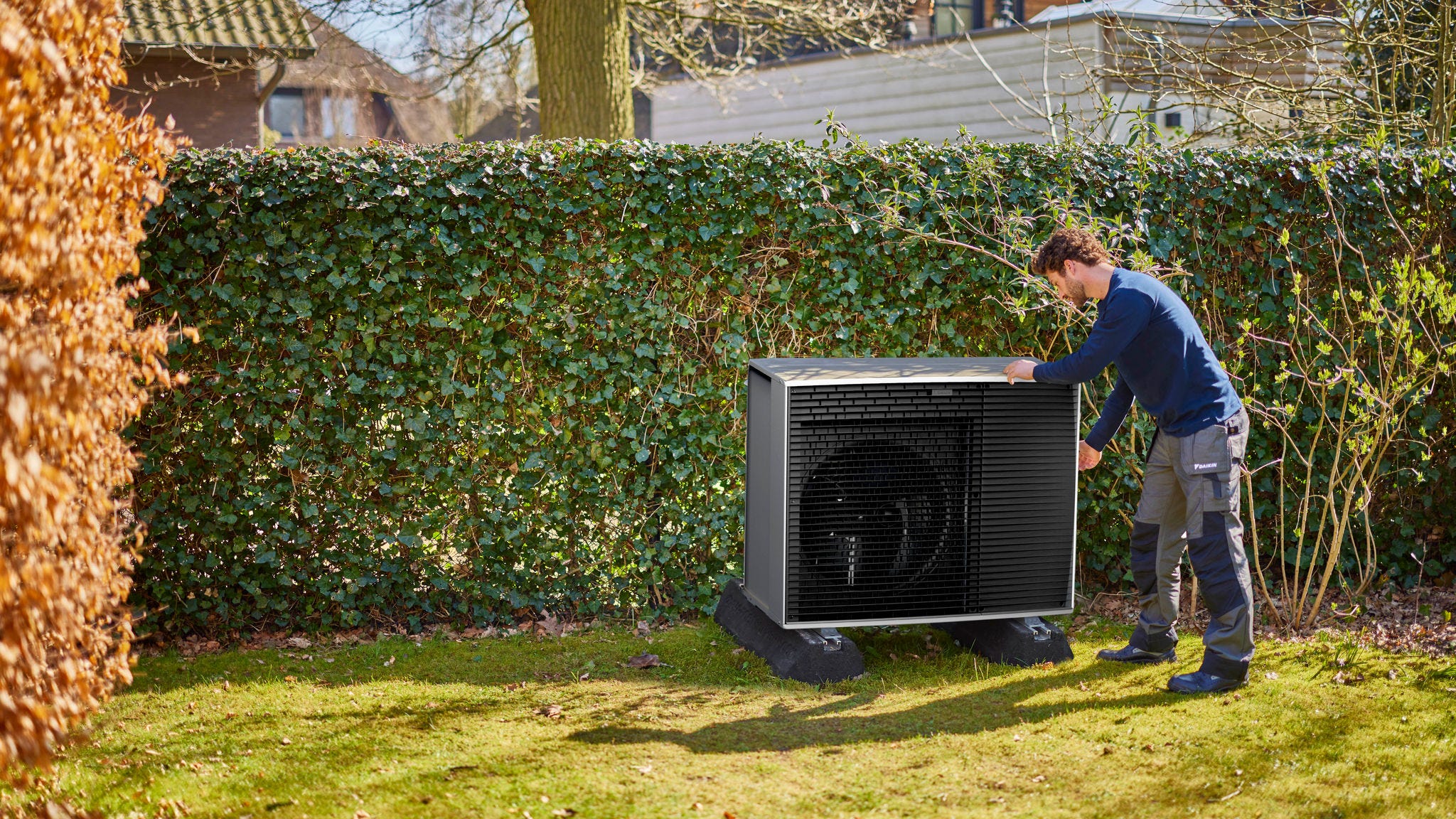 Técnico instalando un sistema Daikin Altherma