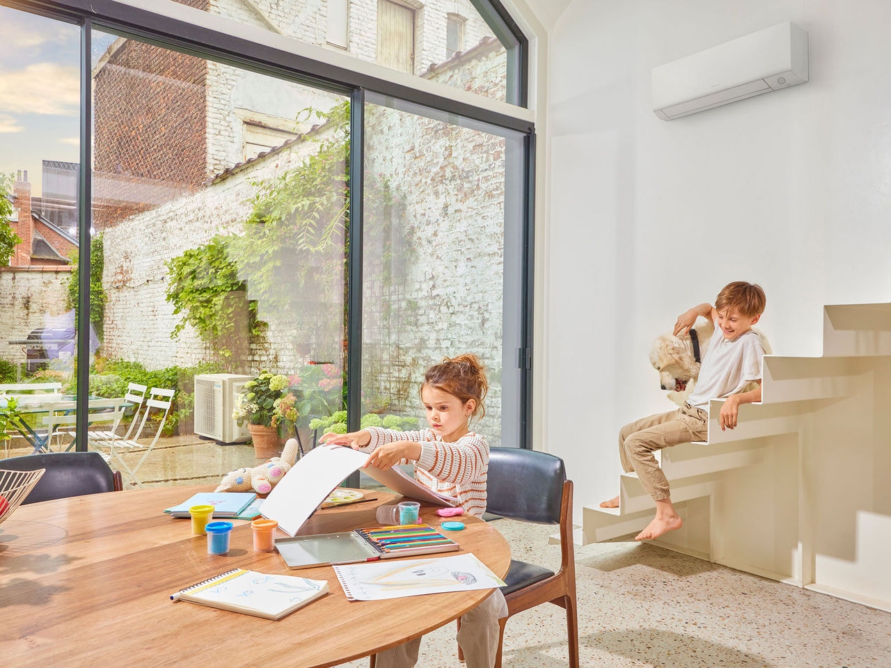 Niños jugando y dibujando en el salón de casa