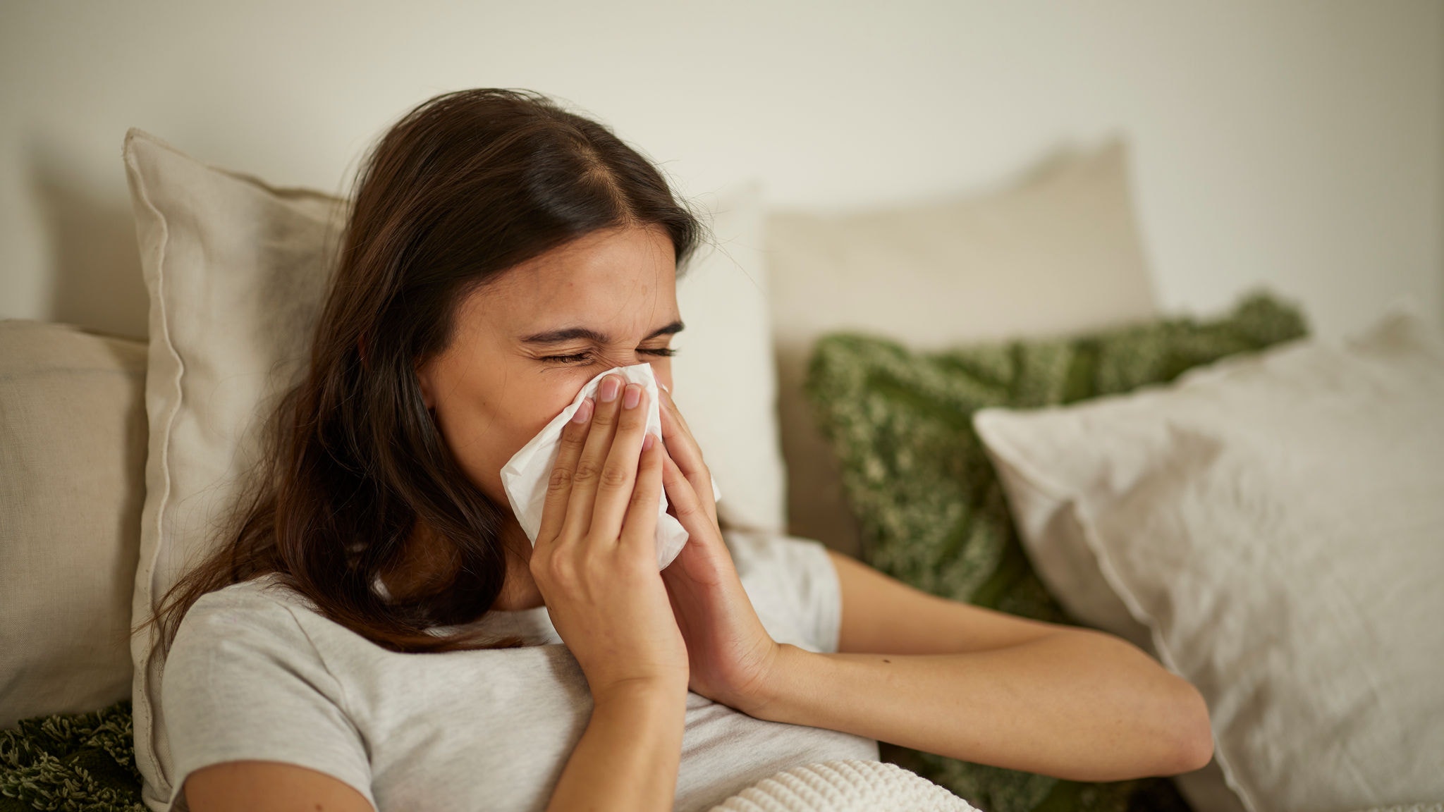 Mujer sufre un brote de alergia al polen