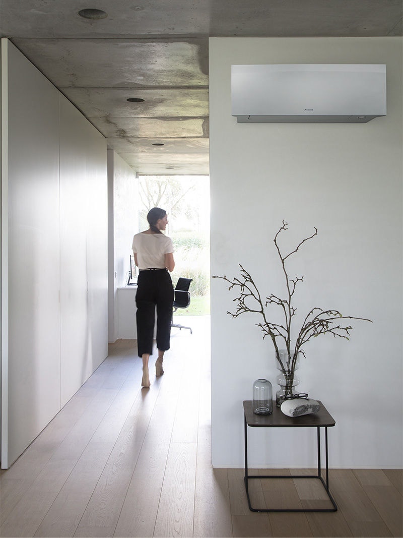 Mujer disfrutando del aire acondicionado Daikin