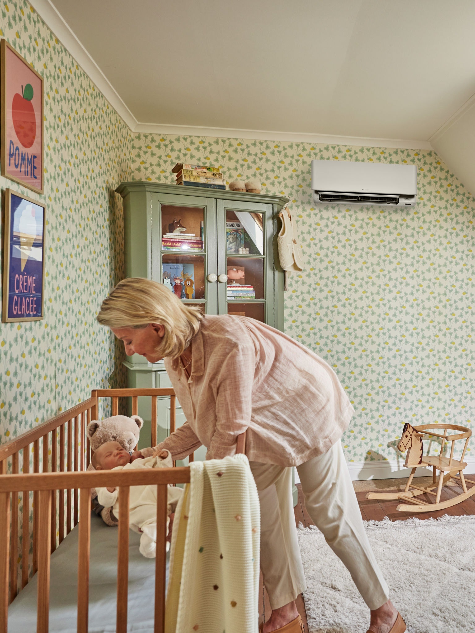 Madre acostando a su hijo por la noche