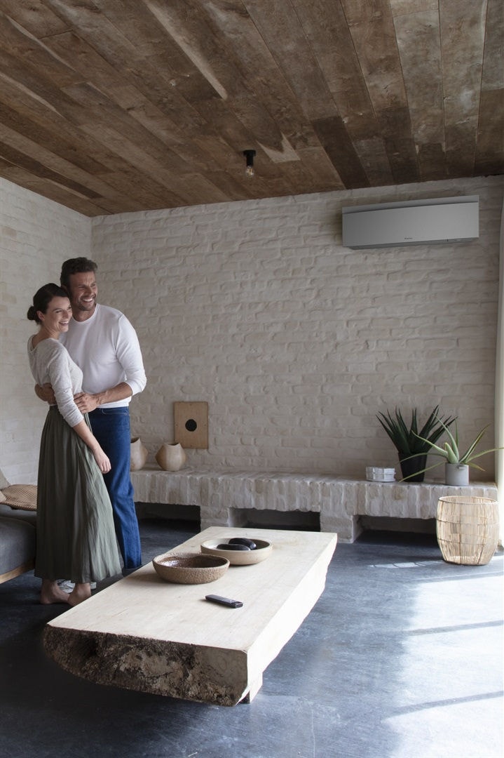 Pareja disfruta de un clima perfecto gracias al equipo de aerotermia tipo split de Daikin