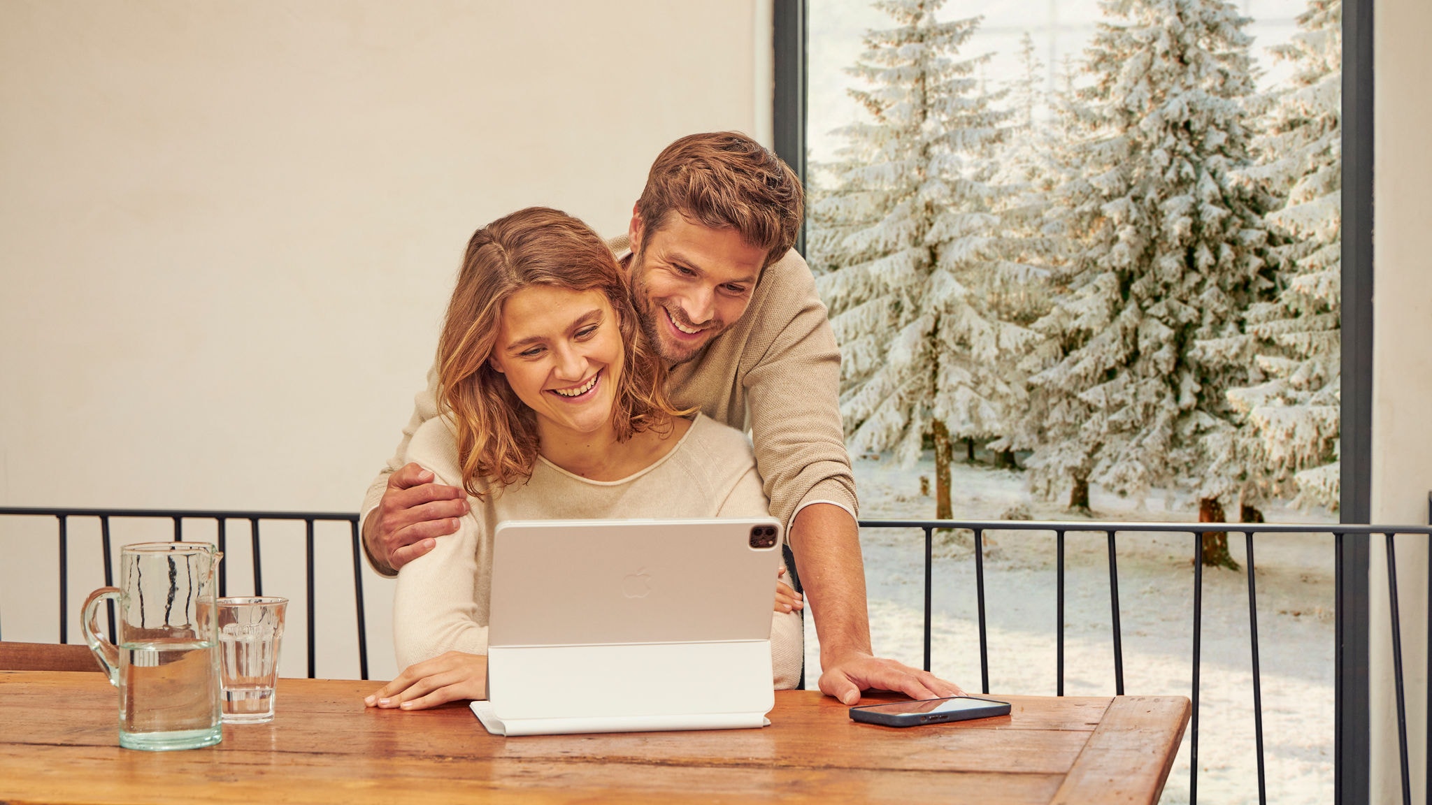 Una pareja disfrutando de la eficiencia óptima de Daikin Altherma 4 en invierno