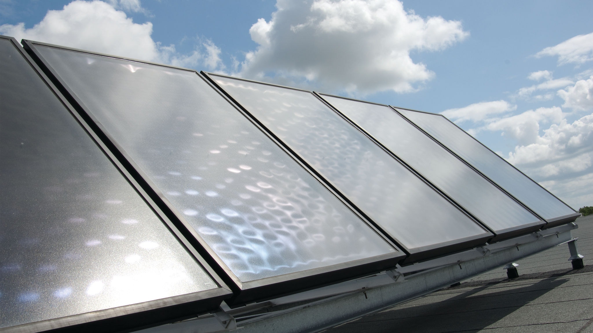 Paneles solares instalados en el tejado y conectados al equipo de aerotermia Daikin para crear sinergias y ahorrar dinero