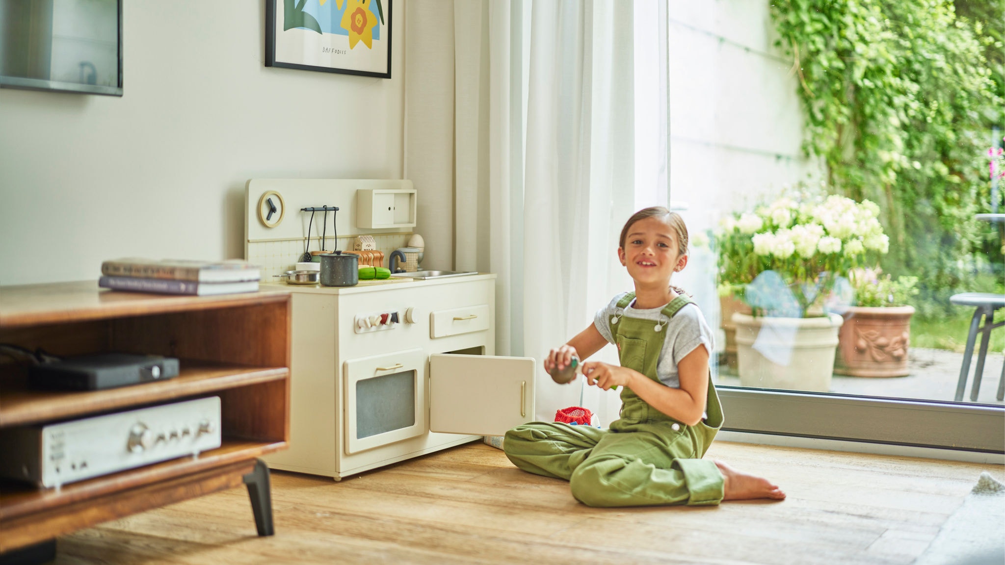 Niña juega sobre el suelo radiante de su casa