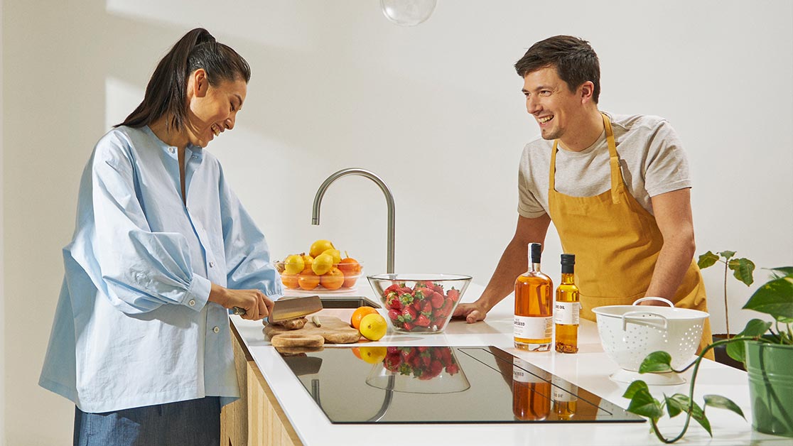Pareja cocinando en casa con aire interior de calidad