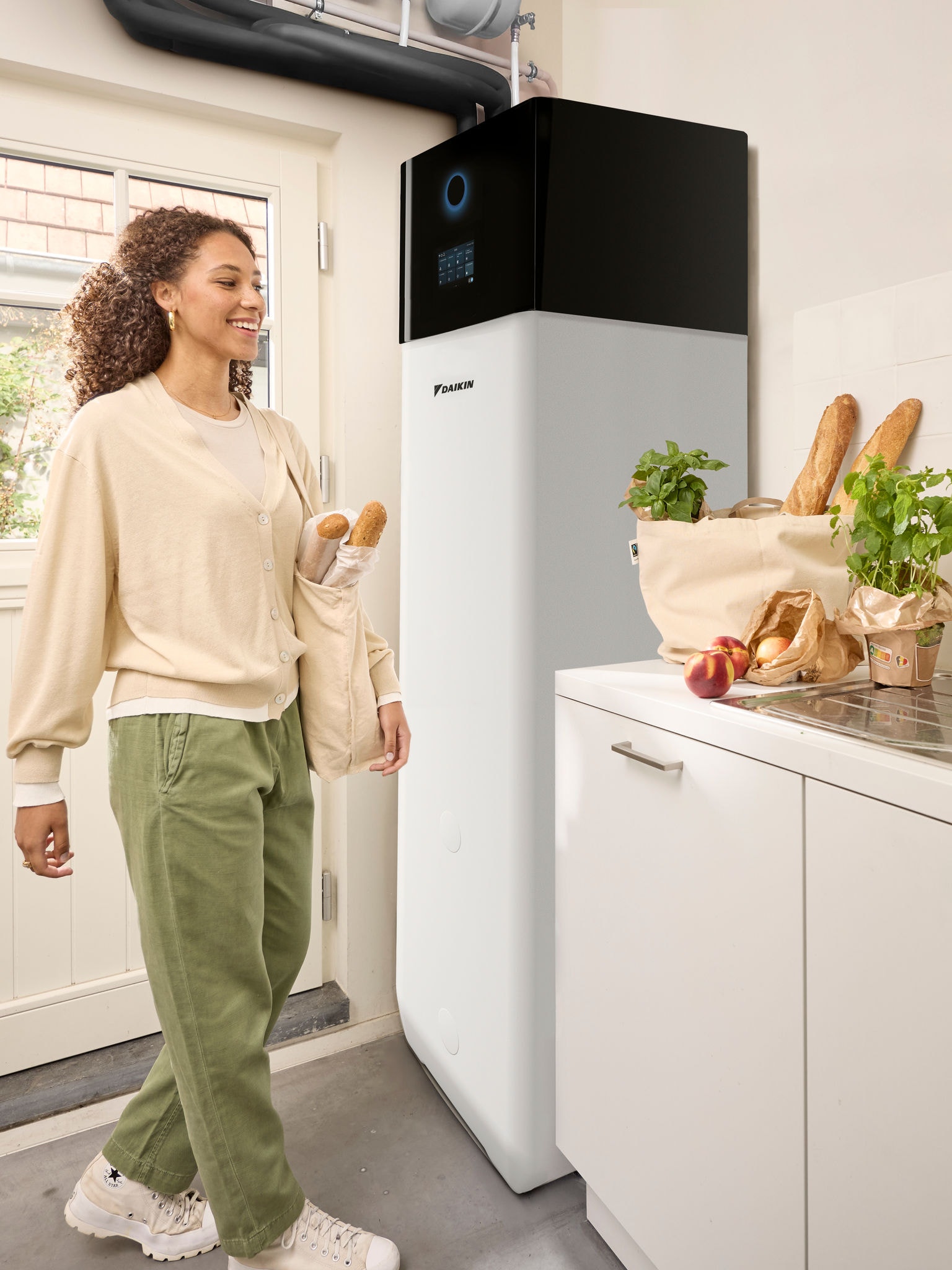 Mujer que regresa a casa después de hacer la compra, llevando bolsas de la compra