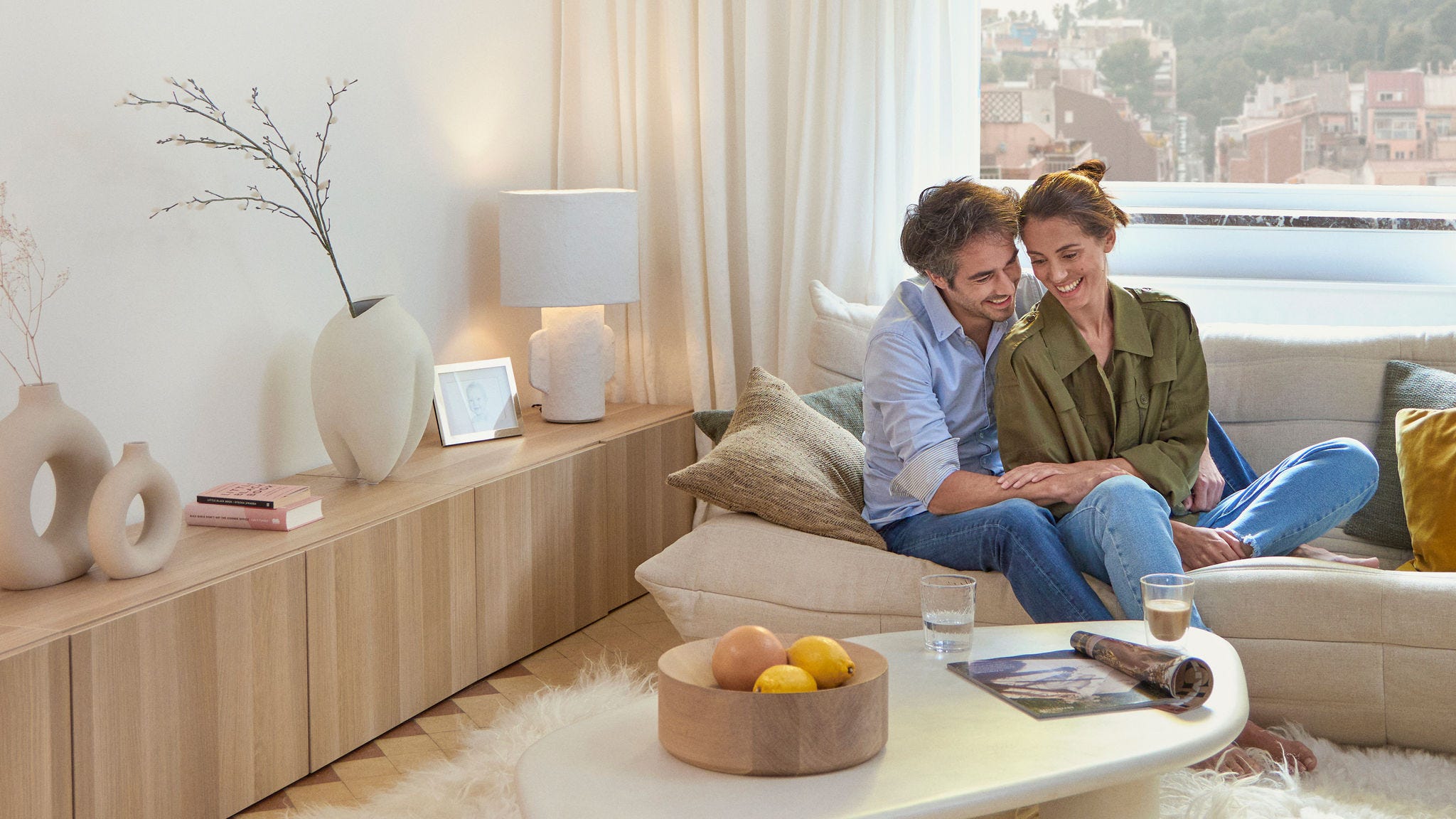 Pareja disfrutando del aire acondicionado centralizado de Daikin 