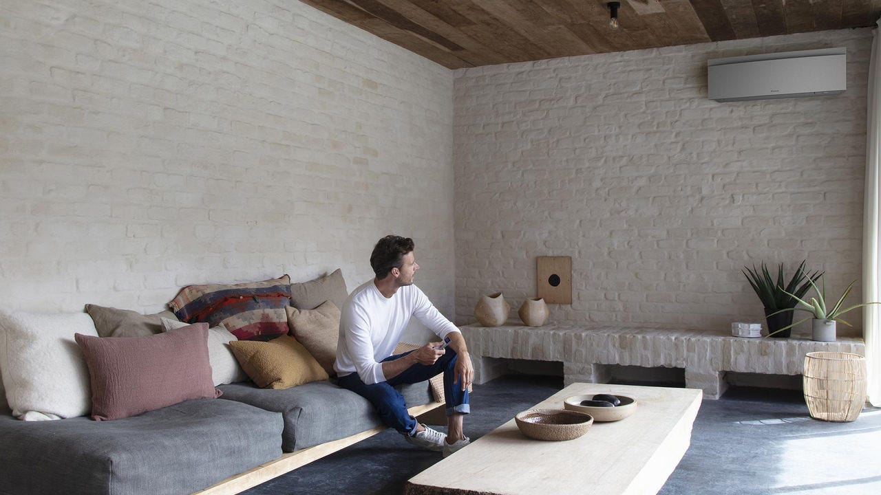 Hombre disfrutando de la climatización que ofrece los equipos Daikin