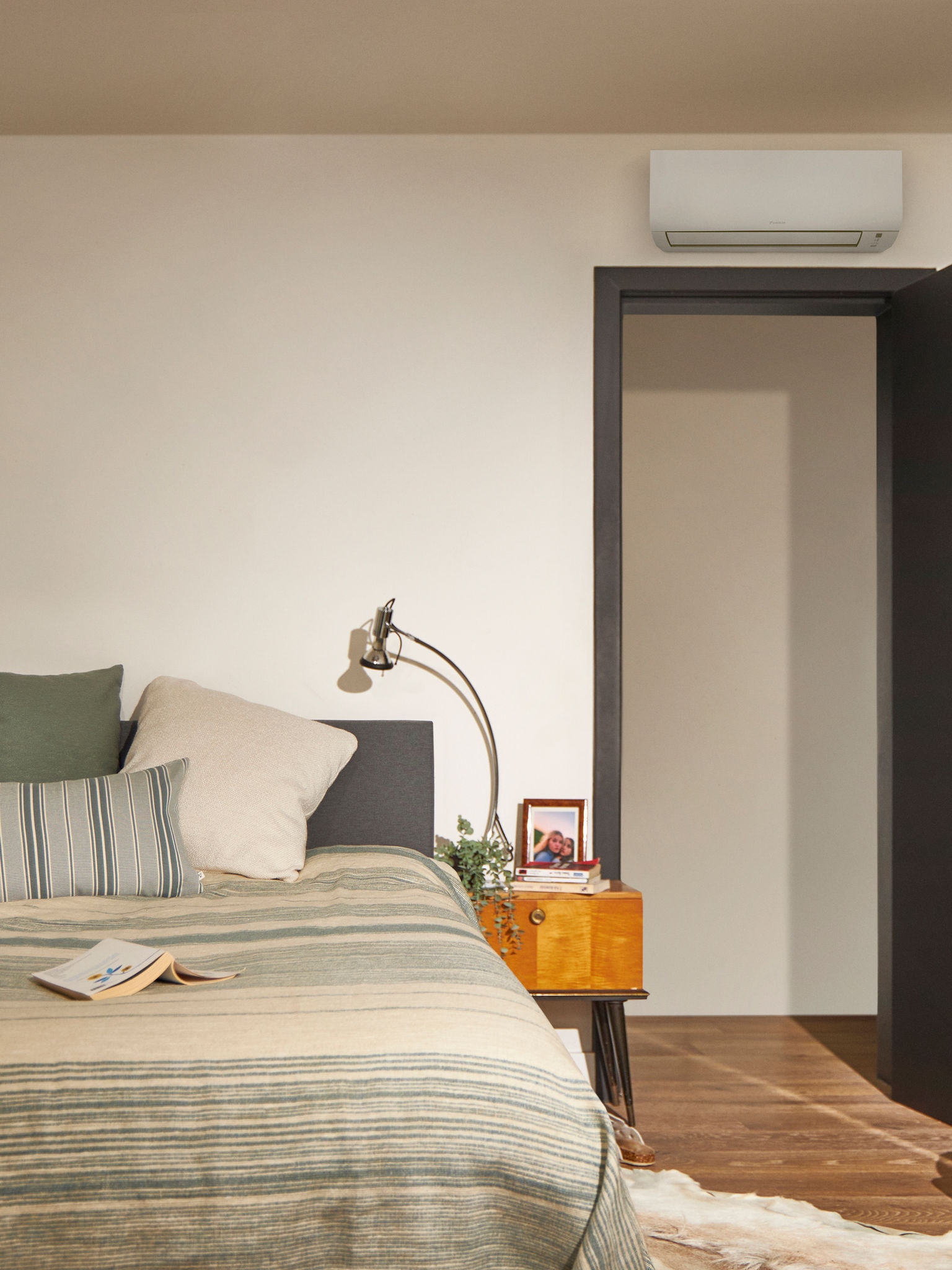 Acogedor dormitorio calentado por un equipo de aerotermia, que garantiza el ahorro de energía y el confort