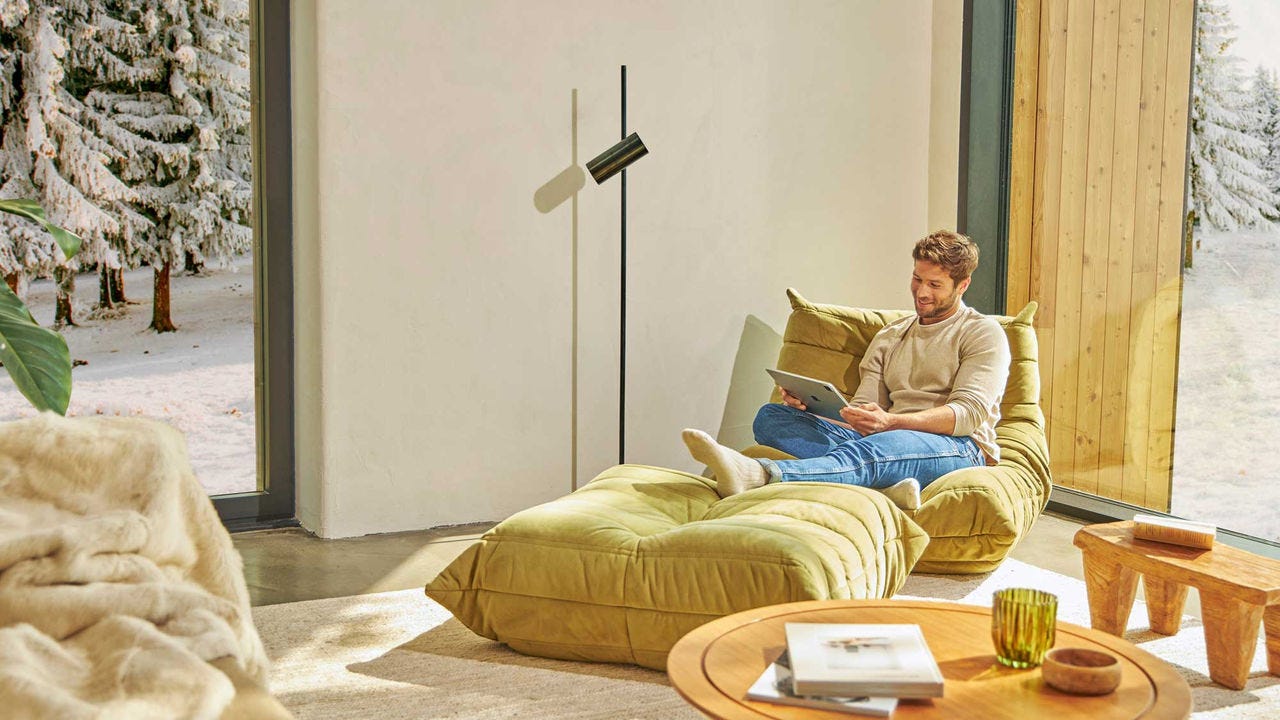 Hombre mirando su tablet cómodamente