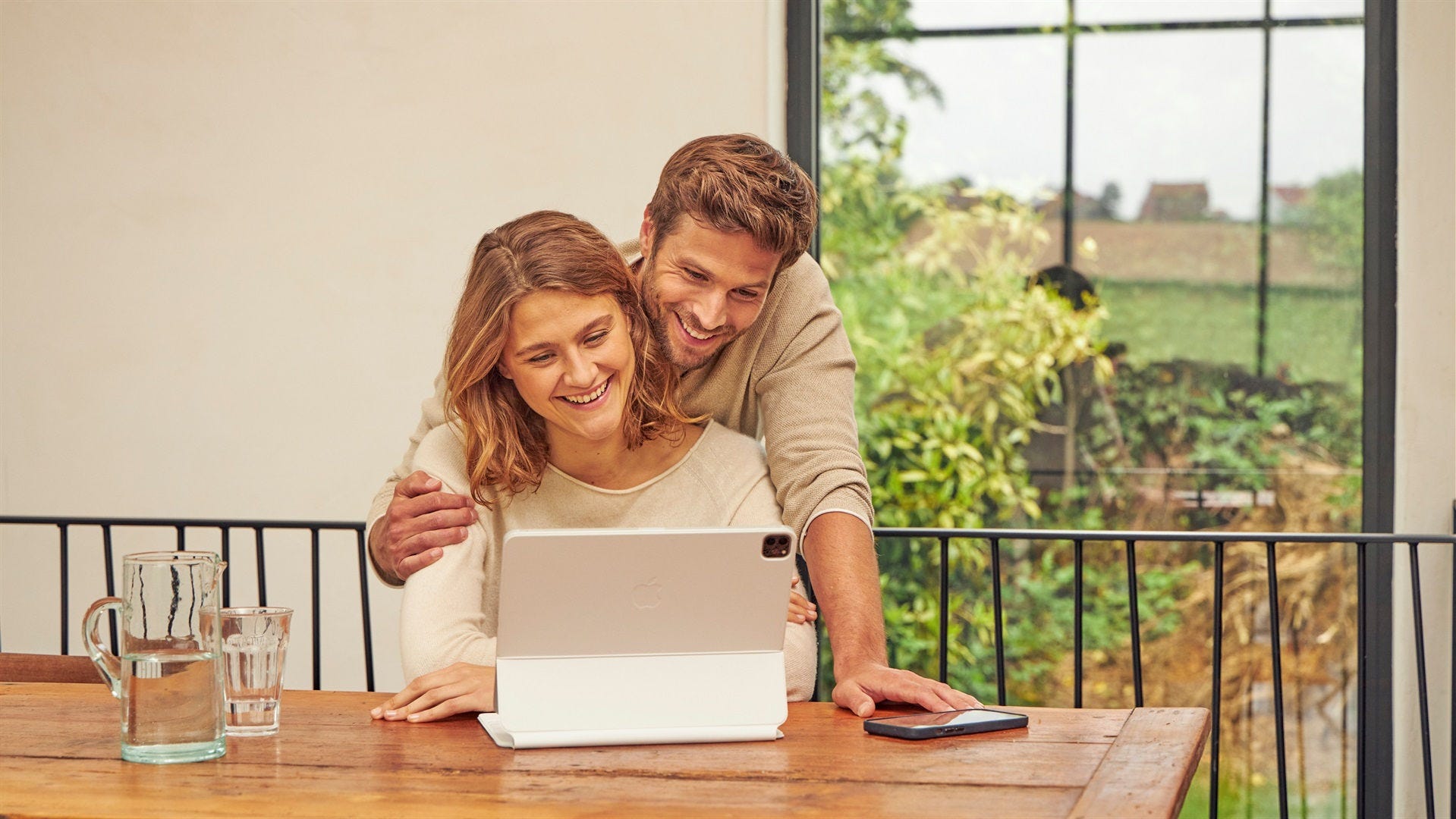 Pareja descubriendo los ventajas de un sistema de aerotermia híbrido