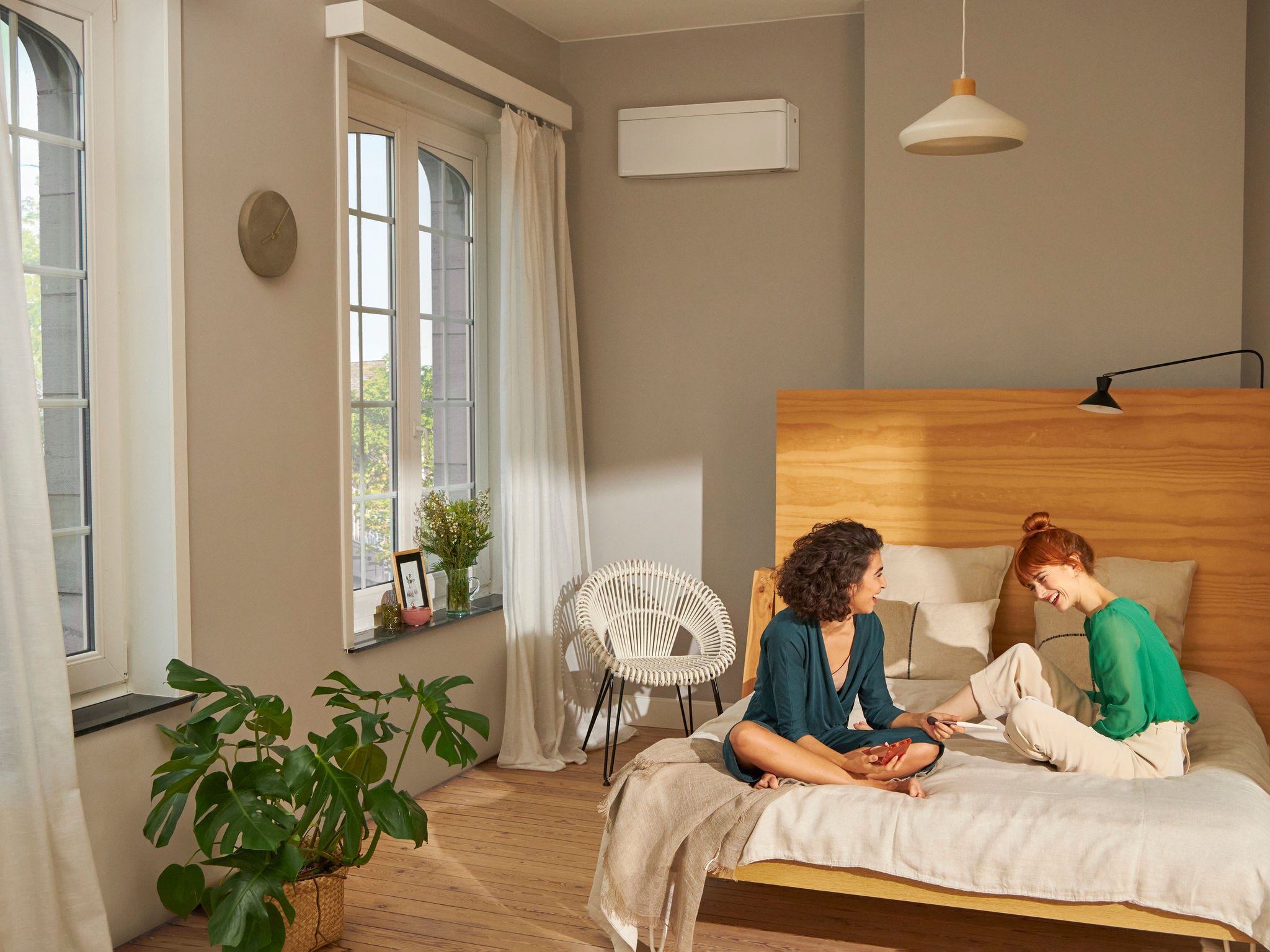 Amigas hablando en la habitación