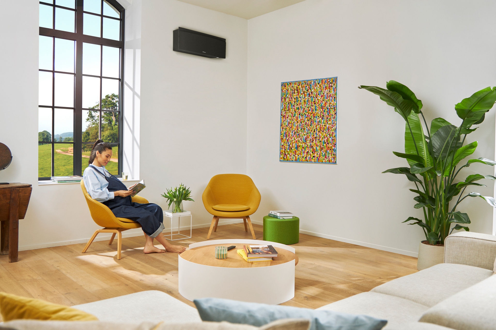 Mujer disfrutando de su aire acondicionado split Daikin