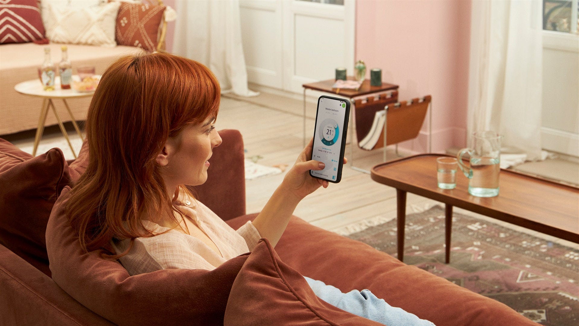 Pareja disfrutando del aire acondicionado de Daikin