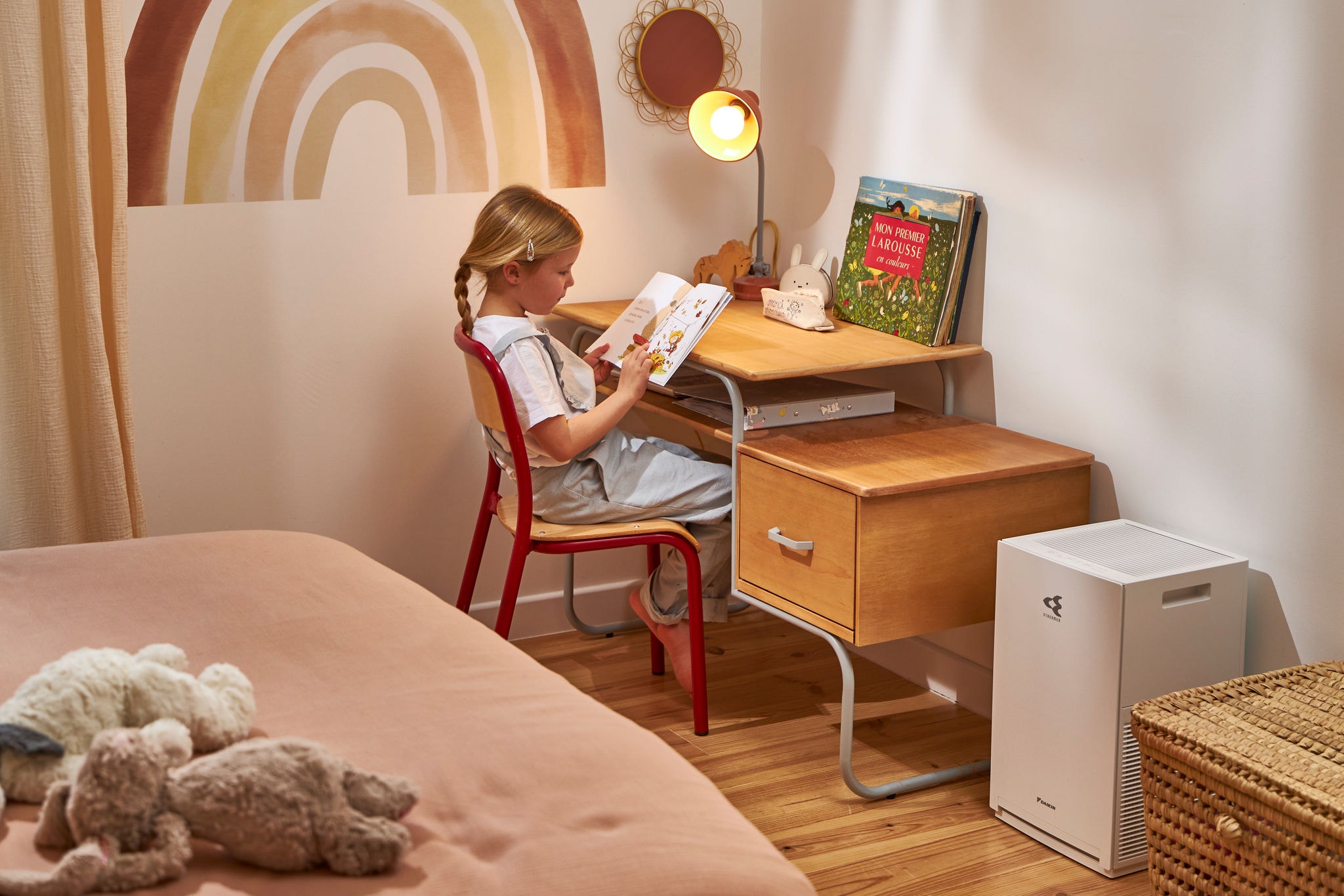 Un niño disfruta de aire limpio y sano en su habitación