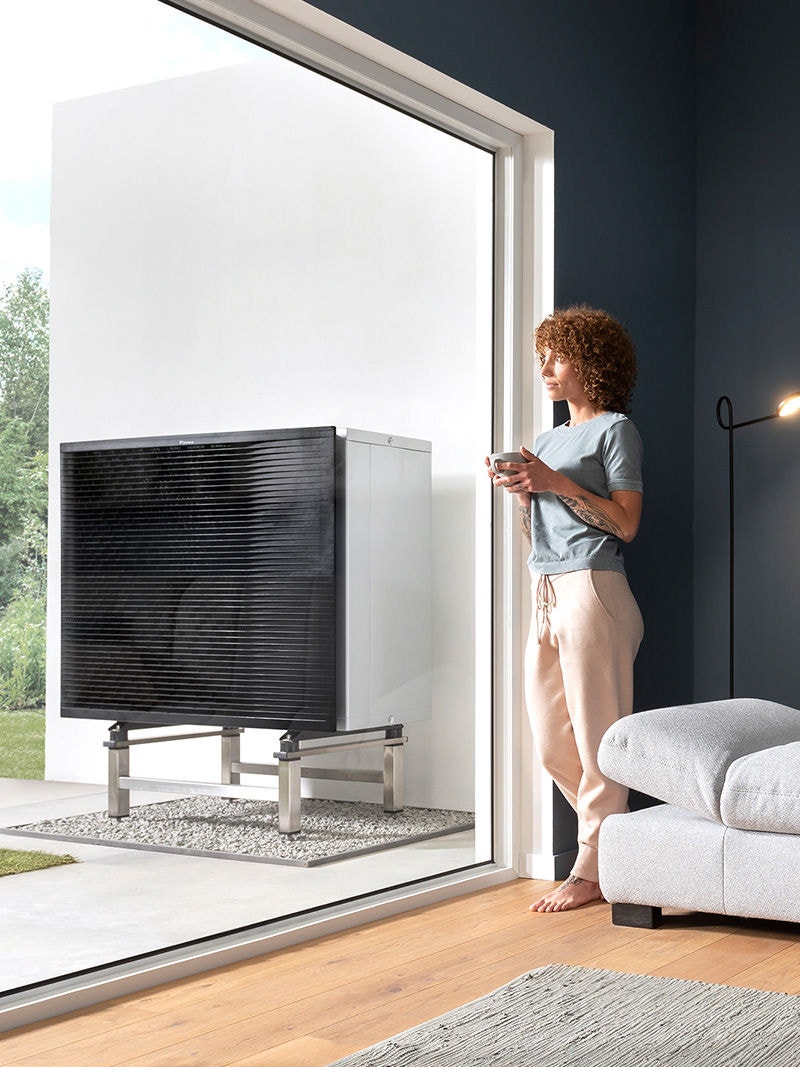 Mujer disfrutando de la climatización de Daikin, líder mundial en climatización