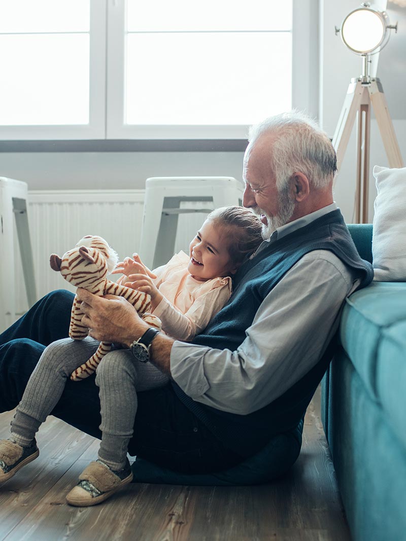 Abuelo y nieta disfrutando de la climatización de Daikin