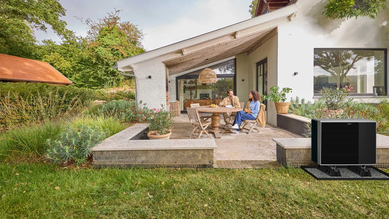 Pareja hablando en la terraza del chalet