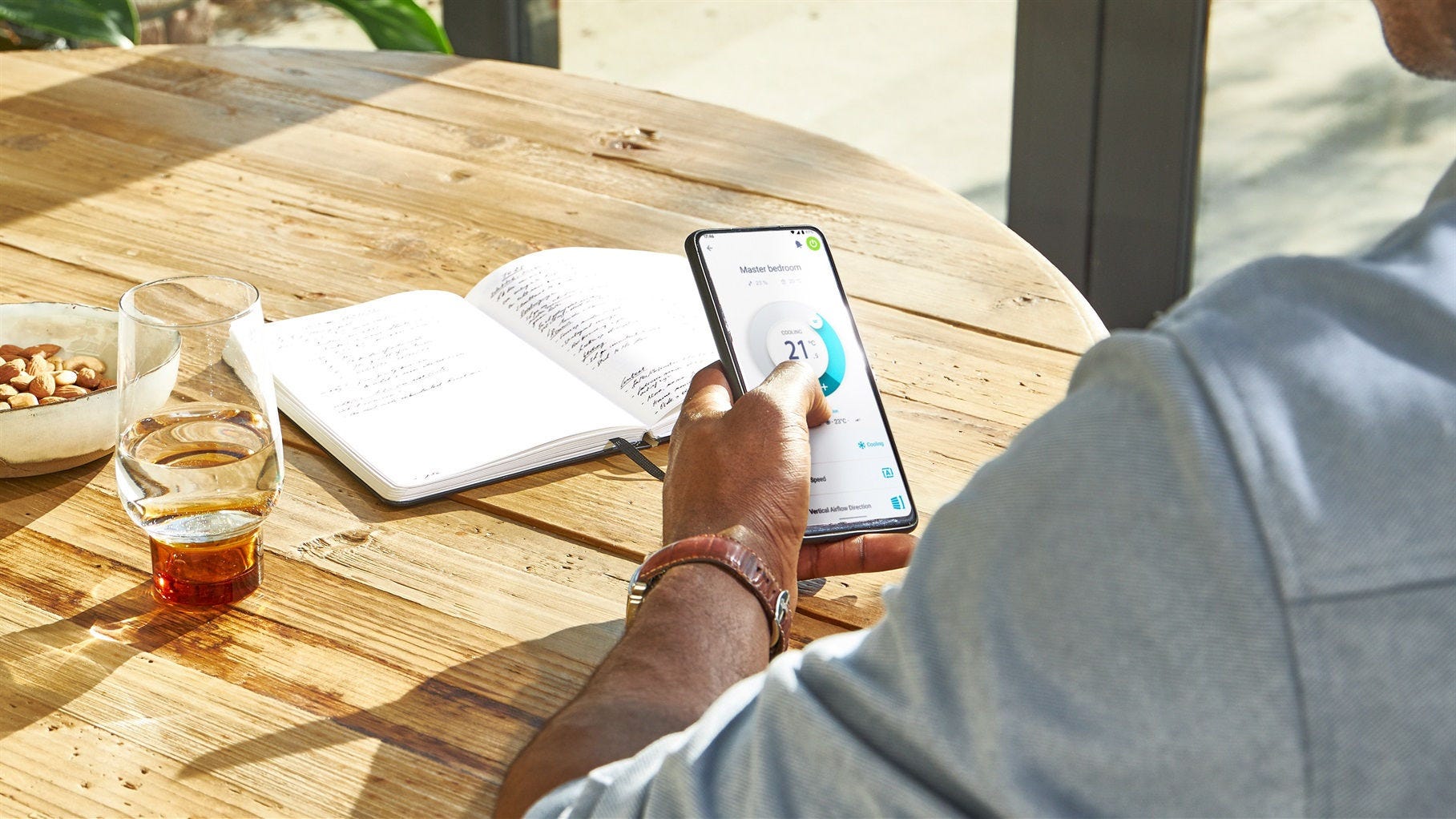 Pareja disfrutando del aire acondicionado de Daikin