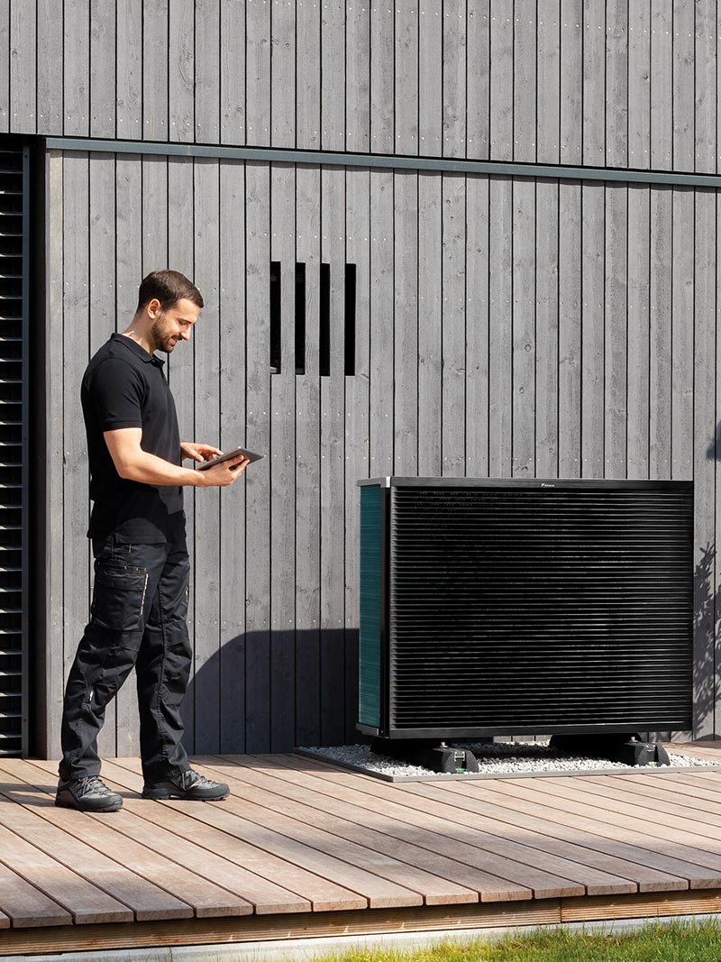 Instalador de Daikin revisando un equipos recién instalado