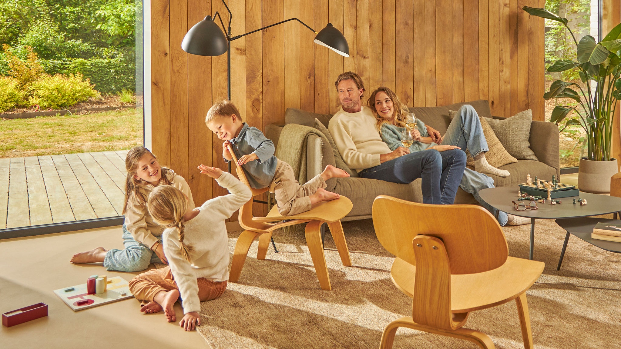 Familia disfrutando de su hogar climatizado con aerotermia monobloc de Daikin