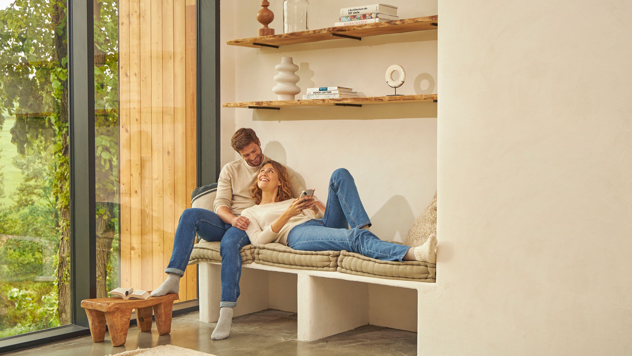 Pareja feliz en su casa climatizada por aerotermia en invierno