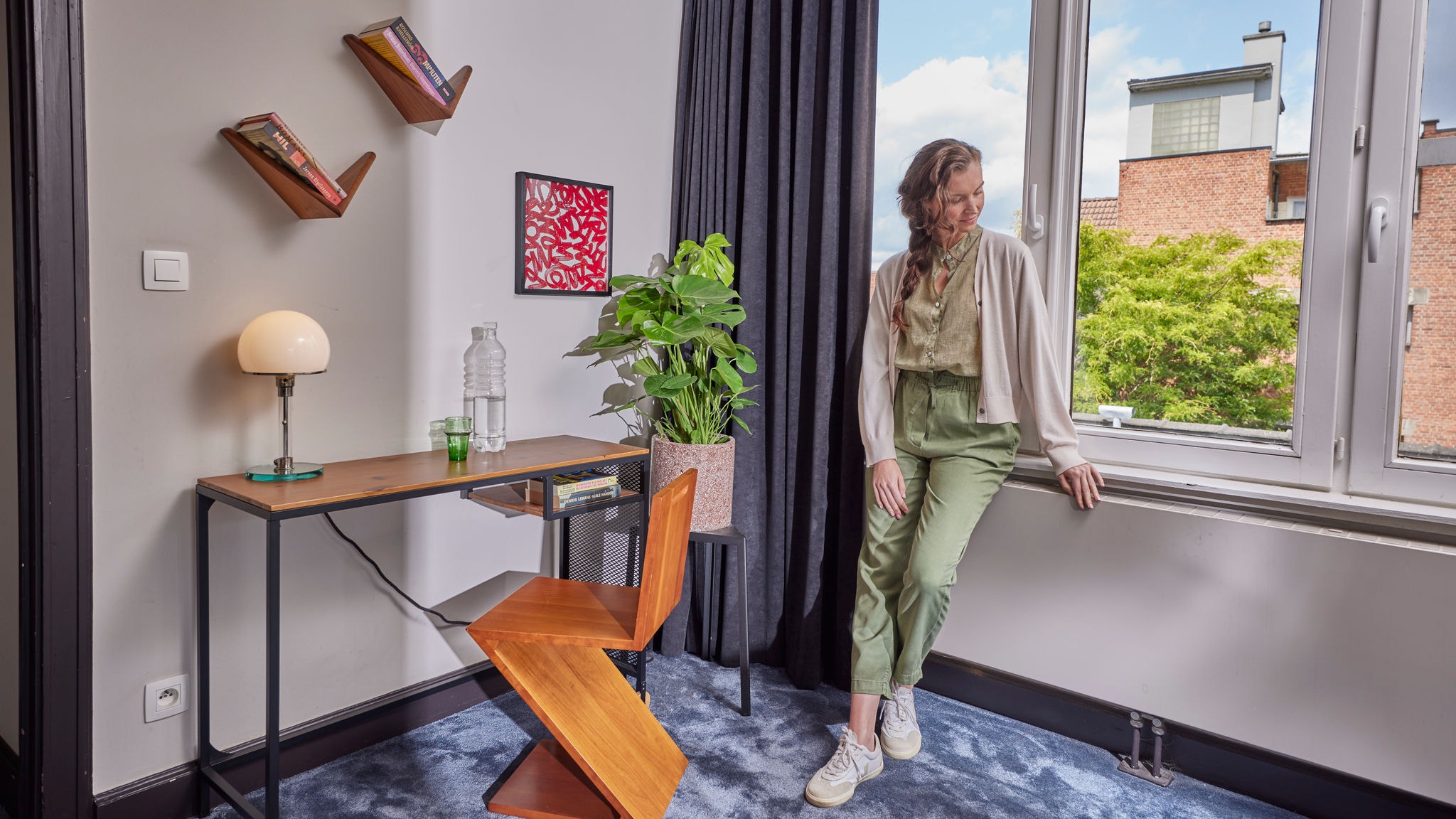 Mujer disfruta de su calefacción por aerotermia