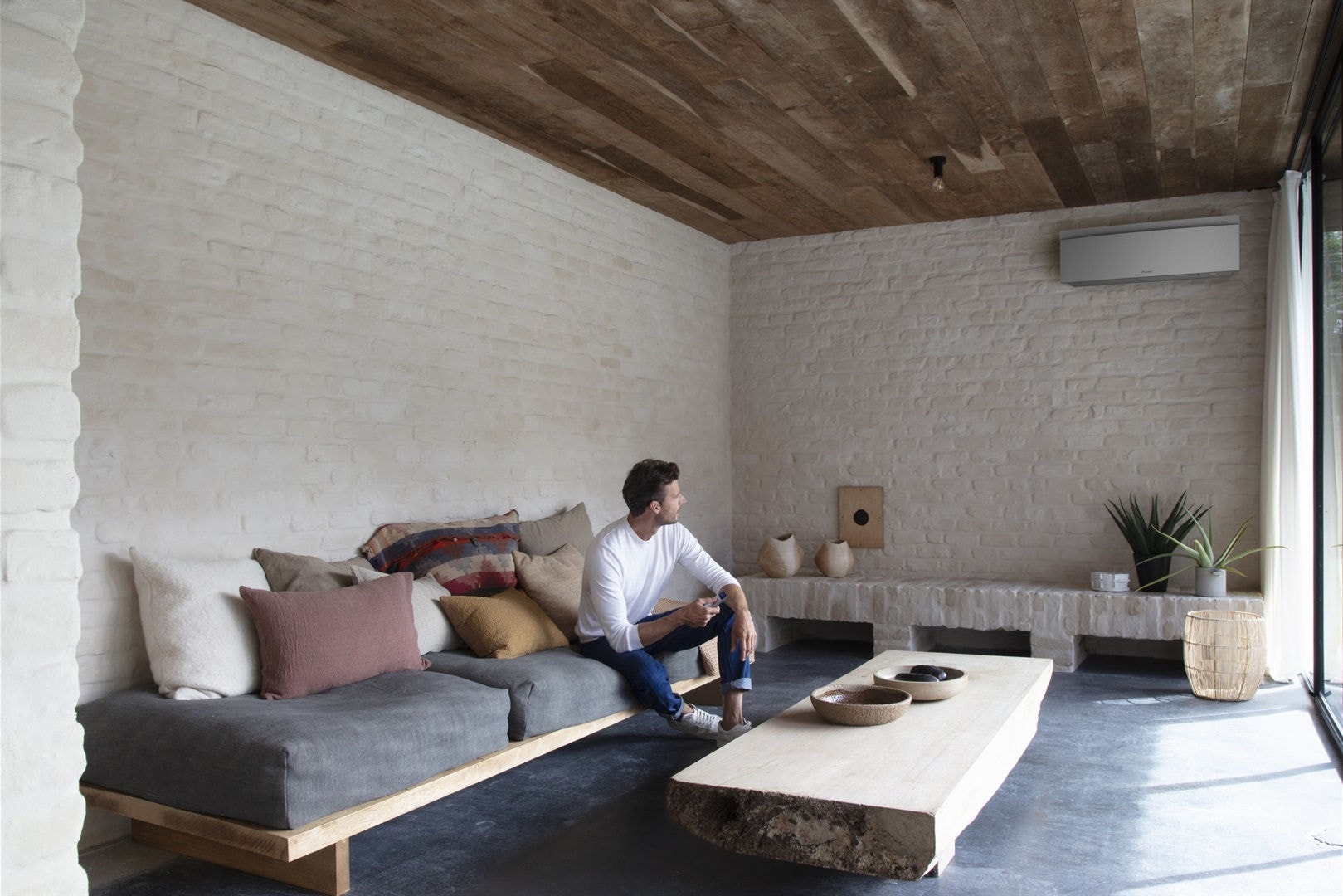 Chico configurando su aire acondicionado Daikin