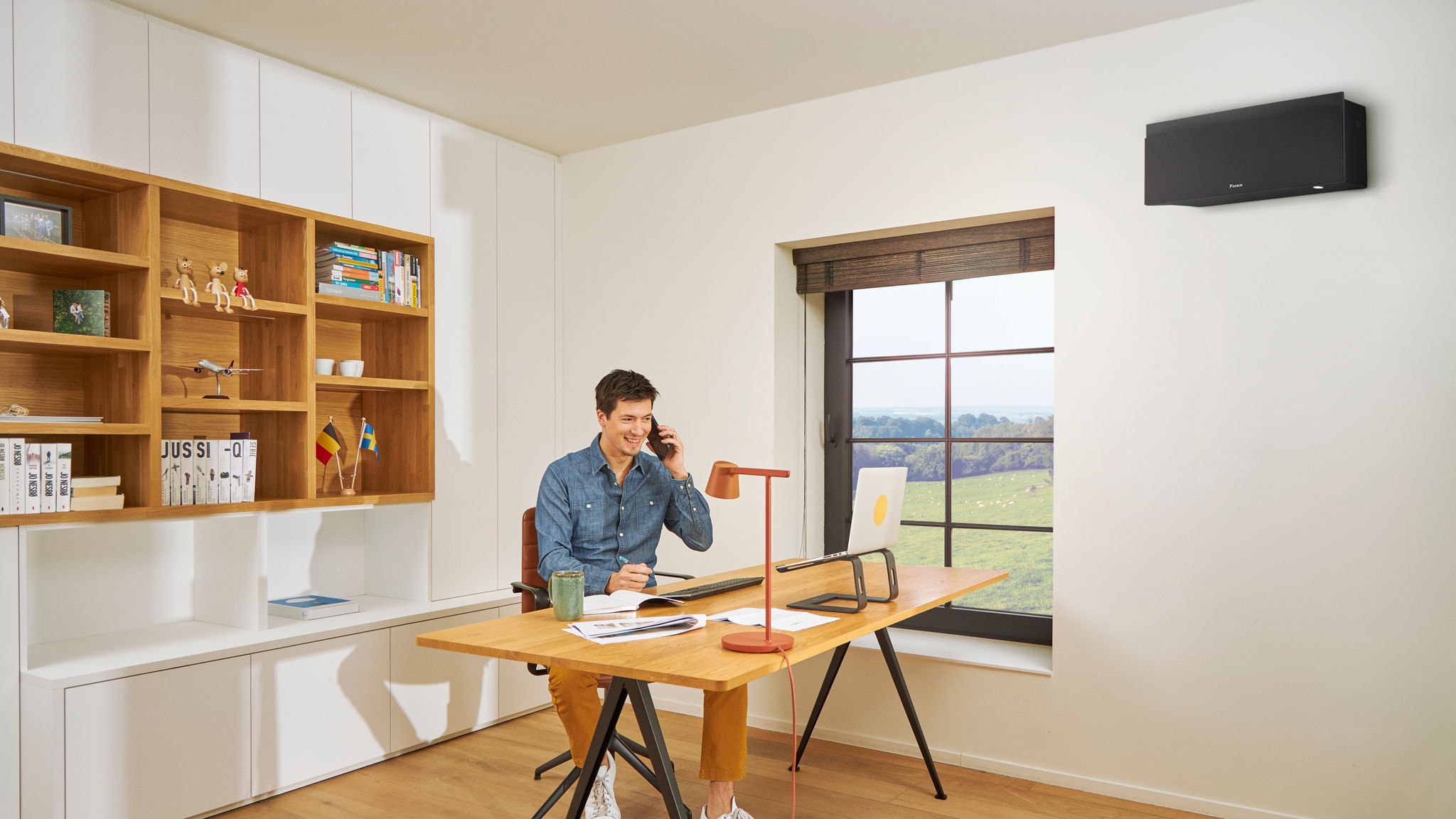Hombre feliz por su instalación de aire acondicionado