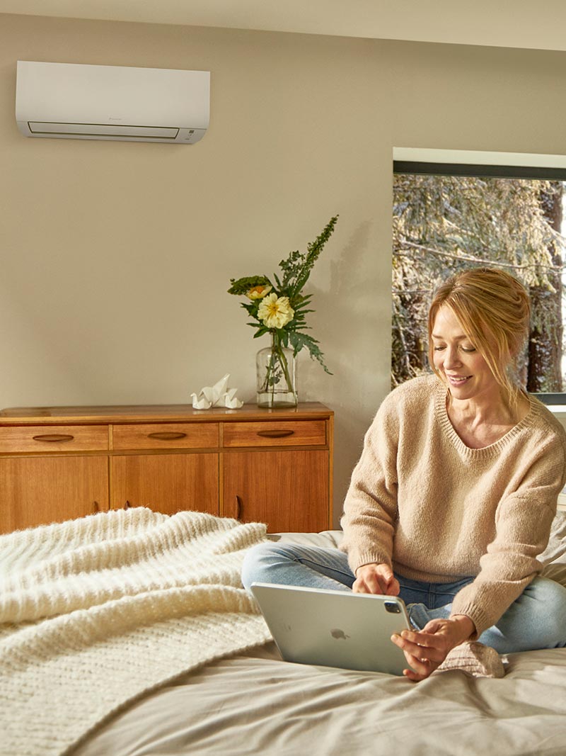 Mujer visualizando en una tablet el servicio postventa de Daikin