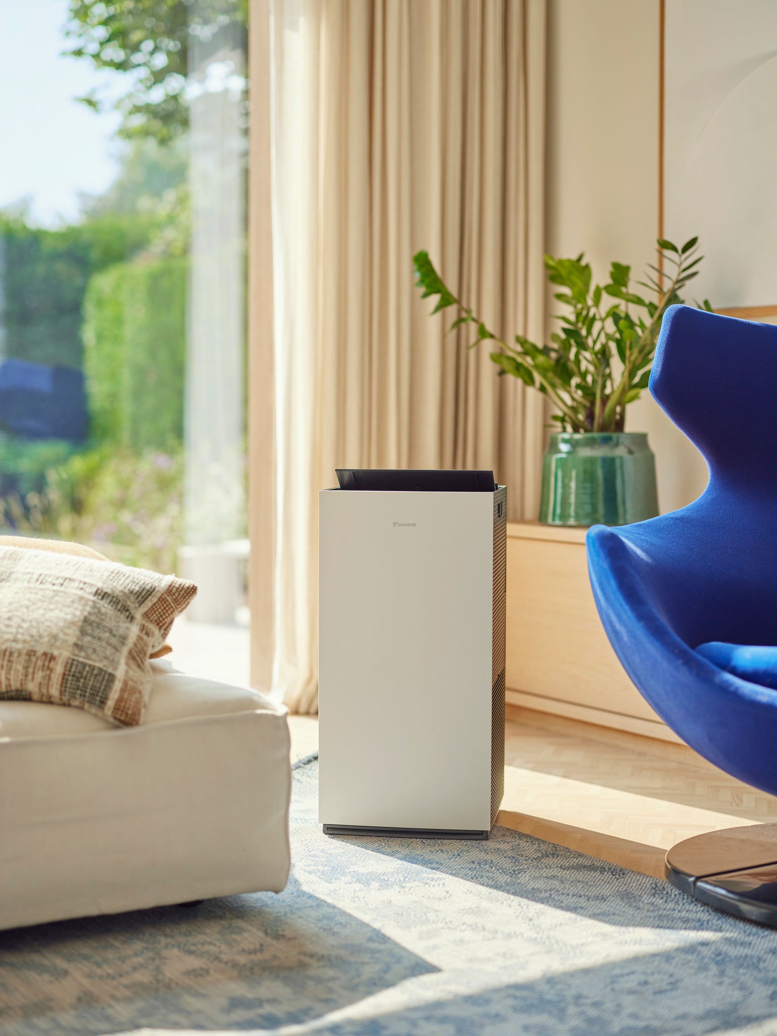 Mujer afectada por el polvo doméstico