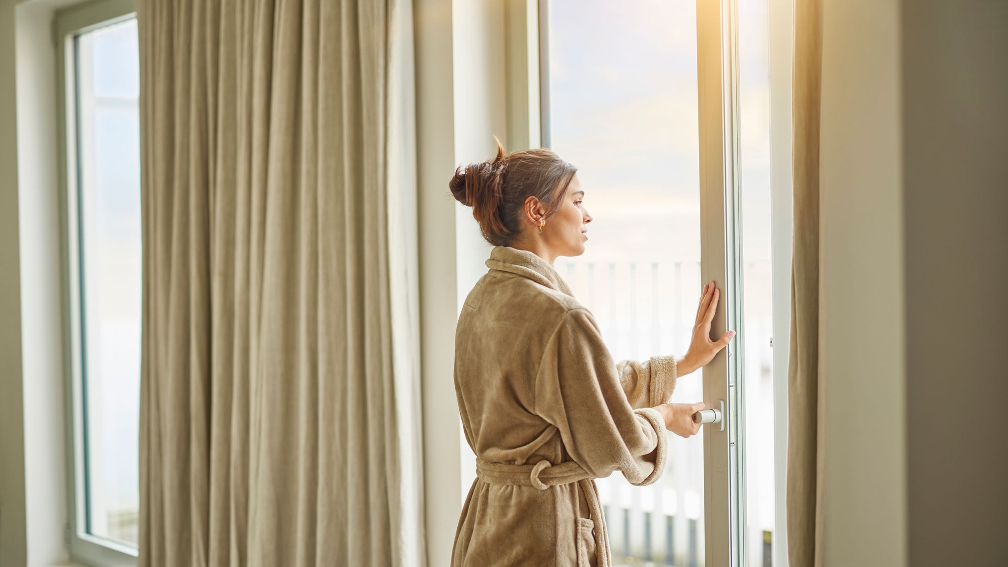 Mujer en la ventana de su casa