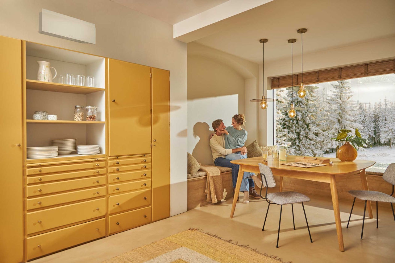 Pareja sentados en el comedor de su casa