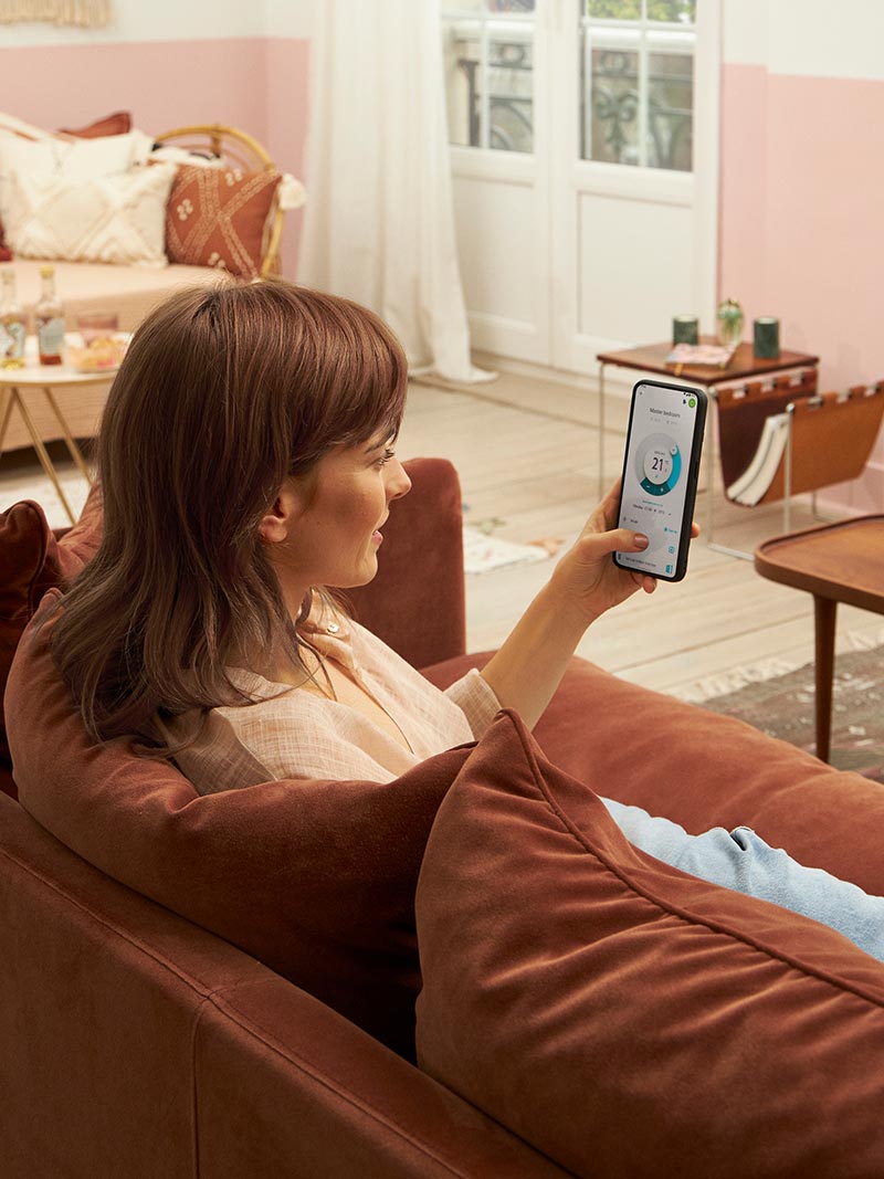 Mujer utilizando la aplicación Onecta de Daikin