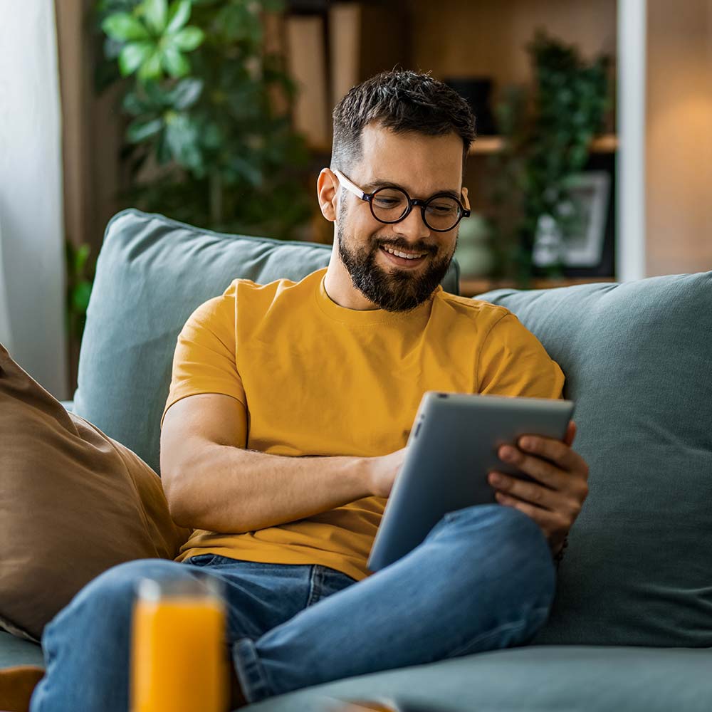Hombre leyendo las newsletter de Daikin después de suscribirse