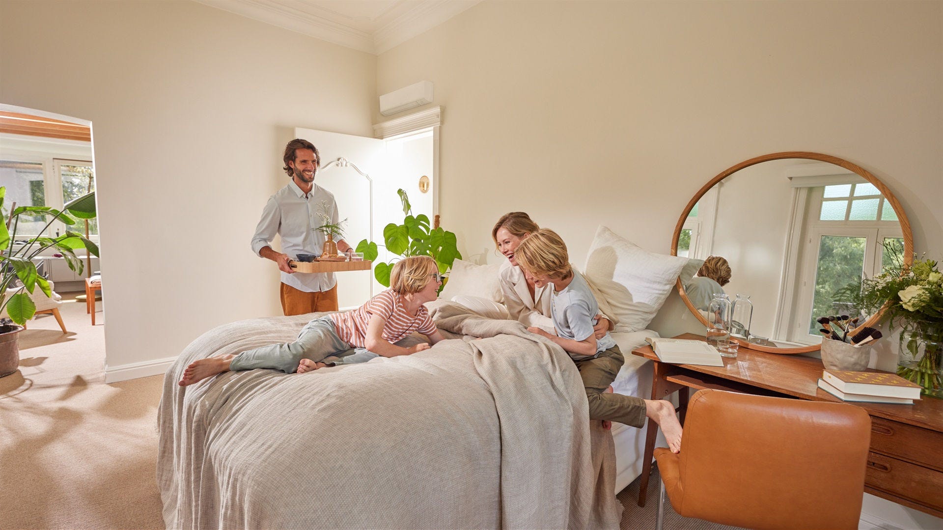 Pareja disfrutando del aire acondicionado de Daikin