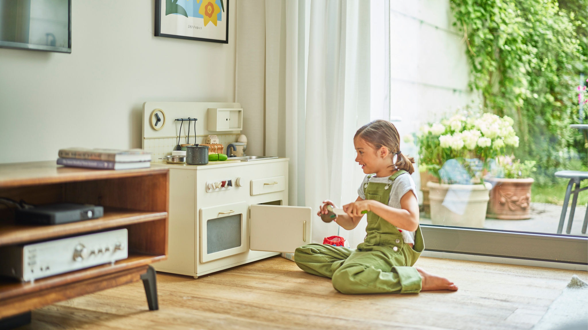 niña jugando en el suelo radiante por aerotermia