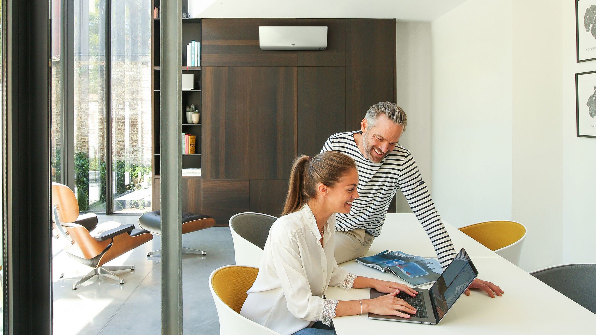 Pareja busca información sobre qué mantenimineto necesita un aire acondicionado