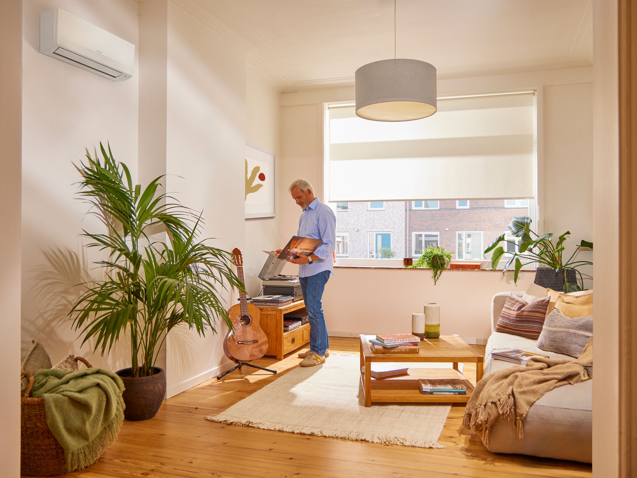 Hombre disfruta de su hogar climatizado con bajo consumo