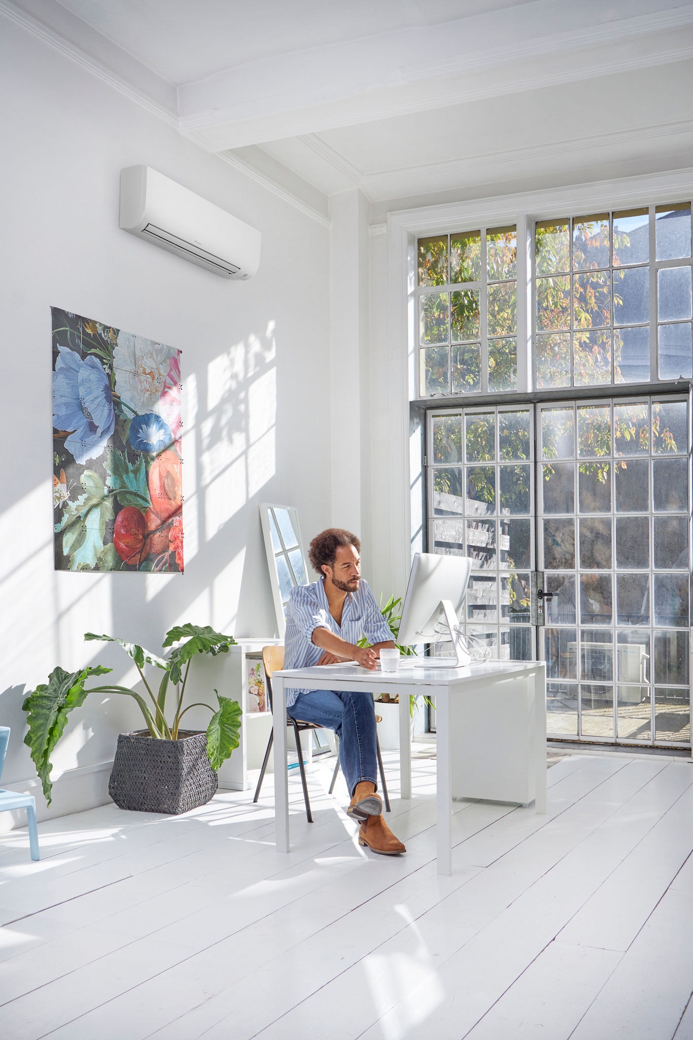 Hombre en su despacho climatizado por aire acondicionado