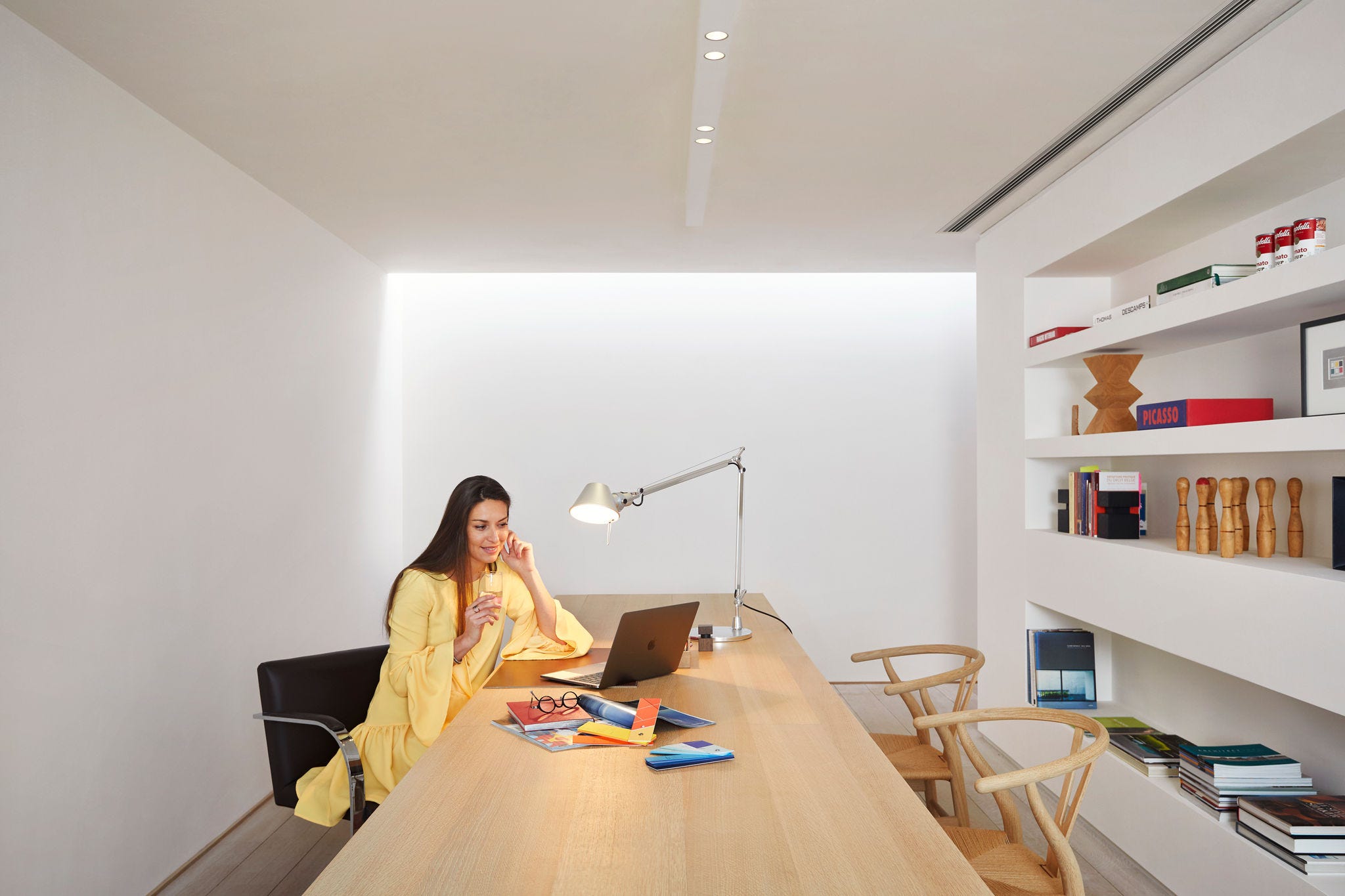 Mujker trabjando en su despacho climatizado con aire acondicionado por conductos
