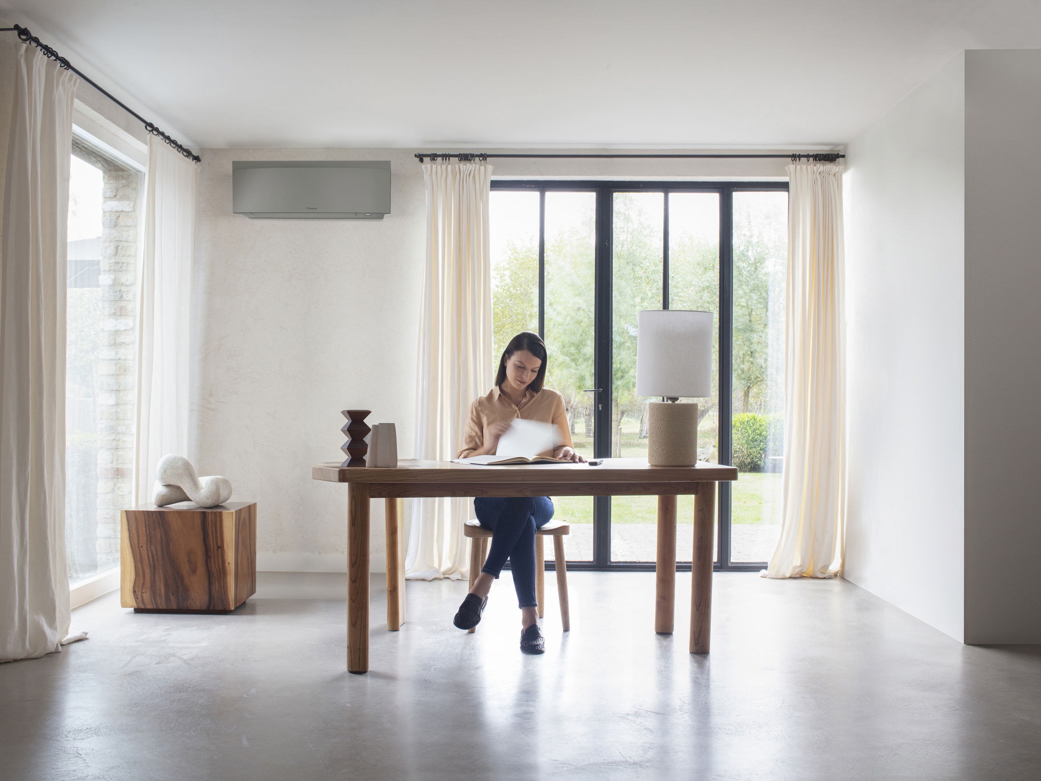 Mujer trabaja sin distracciones gracias a su aire acondicionado silencioso