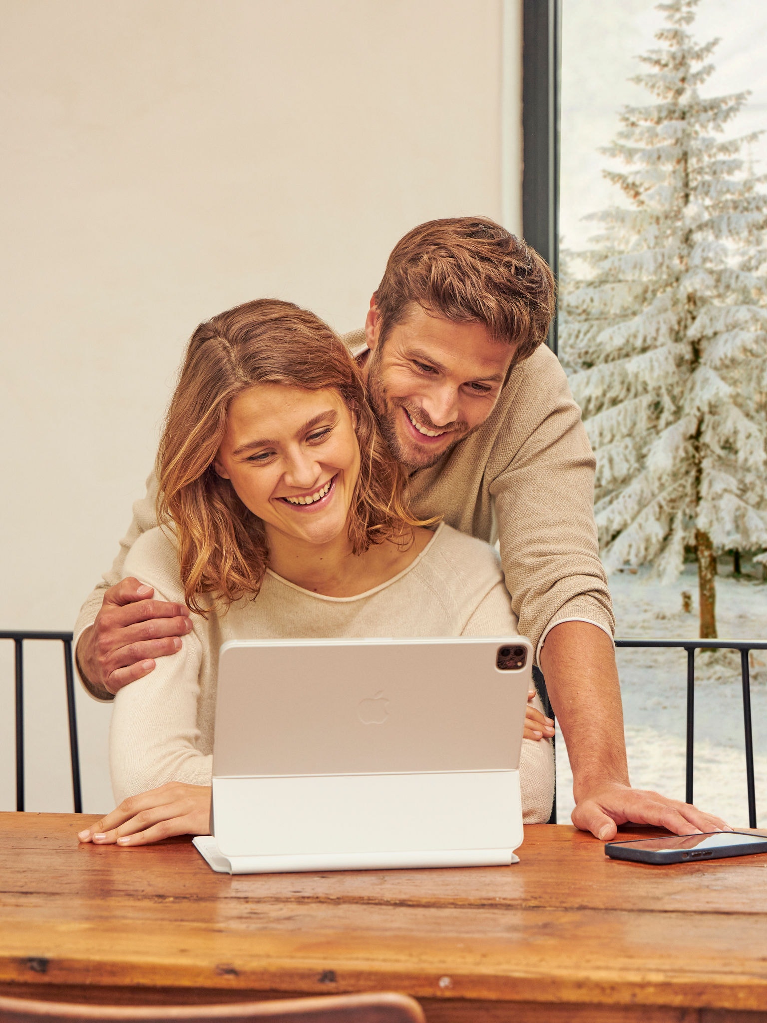 Pareja buscando información sobre aires acondicionados
